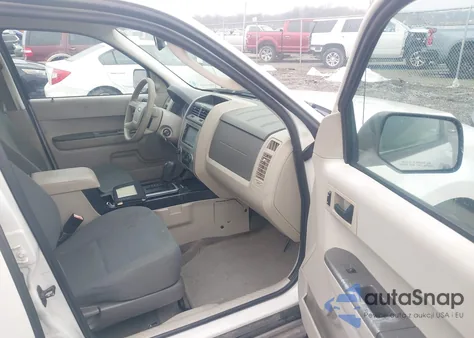 2009 Ford Escape Xls/Xls Manual z USA, uszkodzony, nr VIN 1FMCU02789KB80188